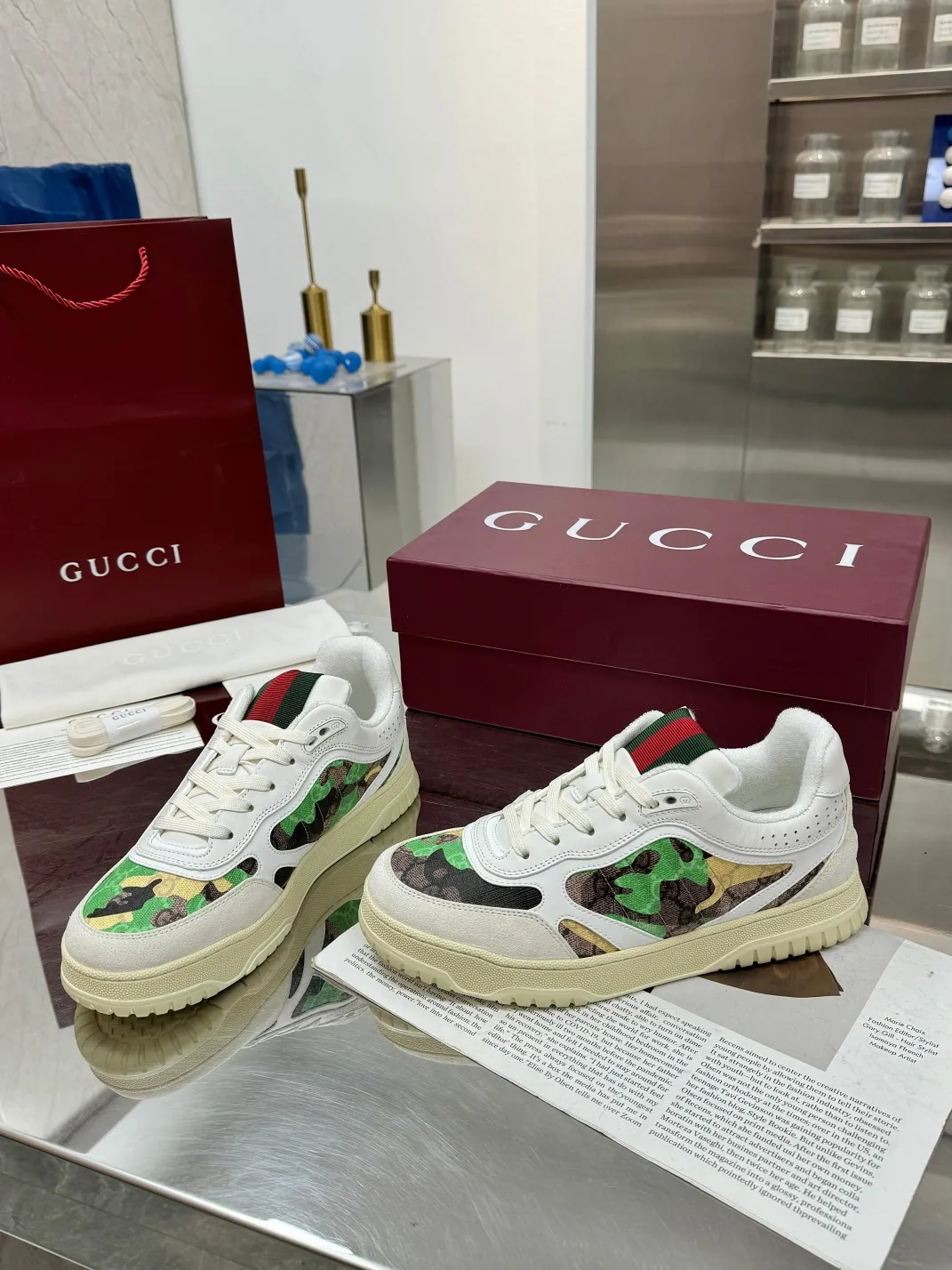 Men's Men's Shoes 💰640 Gucci Gucci's latest hot-selling series of high and low-top distressed couple sneakers are shipped. The originals are purchased, developed and manufactured. This high-low top sneaker adopts a basketball-style silhouette design, cleverly integrated with hollow panels and distressed effects, showing its unique ingenuity. The ingenuity incorporates brand logo details such as interlocking Double G styling accessories and Gucci lettering, a low-key tribute to the brand's design heritage.  ▪️ Fabric: Original custom imported first-layer cowhide ▪️ Lining: Sweat-absorbent and deodorant towel lining ▪️ Sole: Original molded TPU sole ▪️ Sole thickness: 3cm ▪️ Size: Female 36-40 Male 39-46 (35 Female 41 Male 38 46 customized)